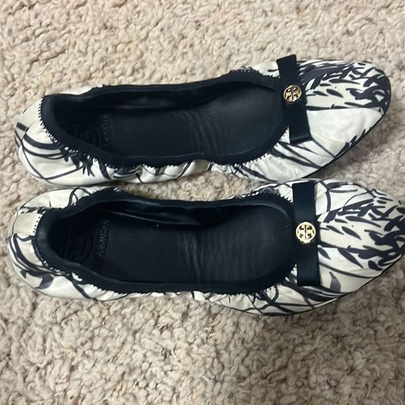 Gently used Clancy Tory Burch ballet flats in white and black size 7. - Picture 2 of 3